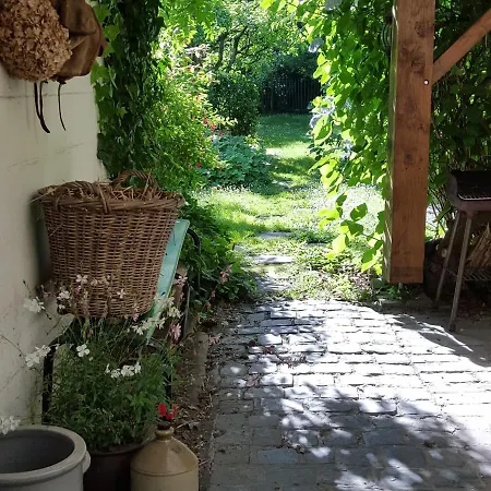 Au Troubadour Bed & Breakfast