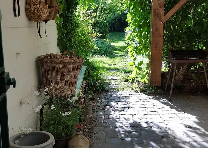 Au Troubadour Bed & Breakfast